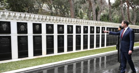 ABŞ Vitse-prezidenti Şəhidlər xiyabanını ziyarət etdi &ndash; FOTO/VİDEO