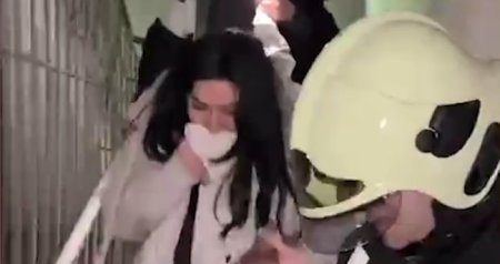 Bakıda yaşayış binasında güclü yanğın - Sakinlər belə təxliyə edildi &ndash; VİDEO