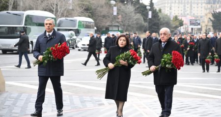 Rəsmilər Xocalı soyqırımı abidəsini ziyarət etdi - Fotolar