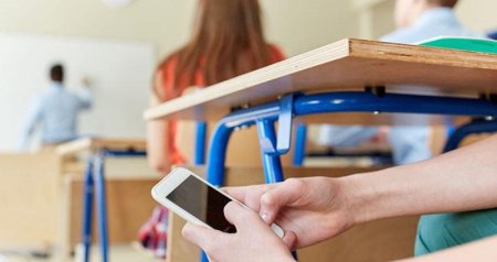 Məktəblərdə telefondan istifadəyə dair qaydalar hazırlanacaq &ndash; RƏSMİ