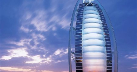 "Bürc əl-Ərəb" hoteli İranın hücumu zamanı zədələnib - VİDEO