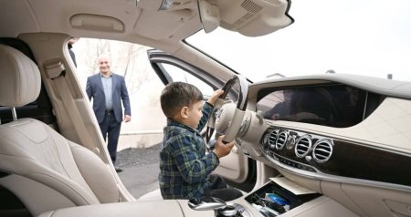 Xocavəndə qayıdan azyaşlı Prezidentin avtomobilində sükan arxasında - FOTO/VİDEO