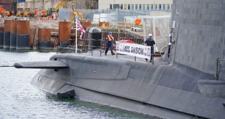 Britaniyanın atom sualtı qayığı Ərəb dənizinə gəldi