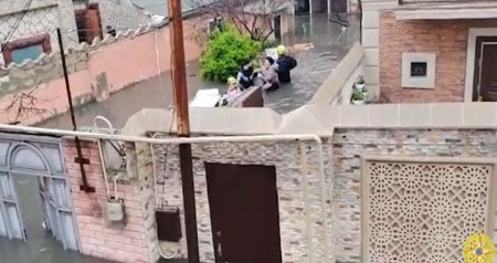 FHN-in əməkdaşları bu ərazidən insanları təxliyyə etdi - VİDEO