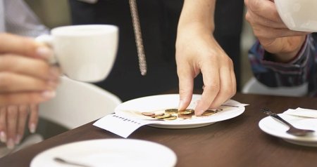 Restoranlarda &ldquo;servis haqqı&rdquo; MÜƏMMASI - Müştəri ödəməyə məcburdur?