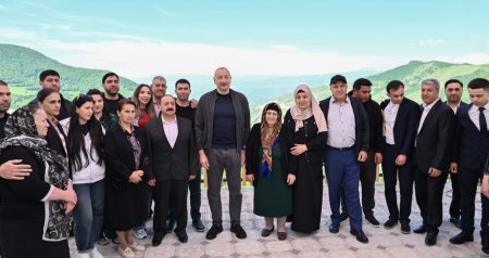 İlham Əliyev Şuşanın Böyük Qaladərəsi kəndində sakinlərlə görüşdü - FOTO