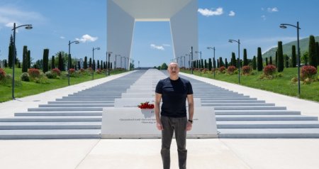 İlham Əliyev Xankəndi şəhərində Zəfər tağının önünə gül dəstələri düzdü - FOTO