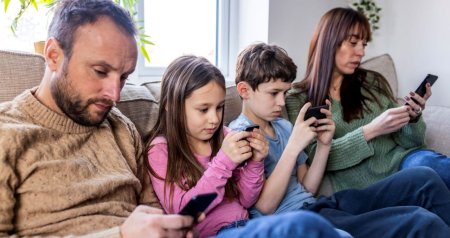 Uşaqlar telefonu əlindən qoymur, valideynlərin səsi çıxmır... &ndash; Gələcək nəsli qorumaq üçün ictimai qınaq ZƏRURƏTİ