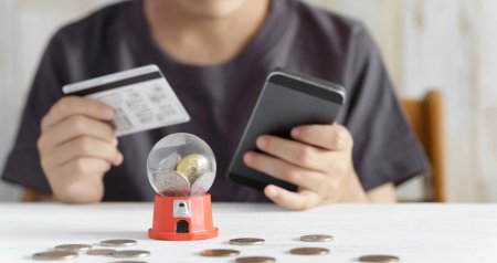 Valideynin xəbəri olmadan kartdan ödəniş edən UŞAQLAR &ndash; Pulu geri almaq mümkündür?