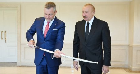 İlham Əliyev və Pelleqrini biri-birilərinə hədiyyələr təqdim etdilər &ndash; FOTO