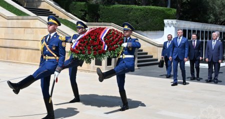 Slovakiya Prezidenti Bakıda şəhidlərin xatirəsini andı &ndash; FOTO