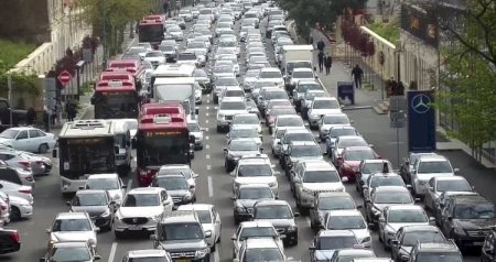 Səbirsiz sürücülərin tıxacda yaratdığı TƏHLÜKƏ – Adi qayda pozuntusu, yoxsa avtoxuliqanlıq? Səbirsiz sürücülərin tıxacda yaratdığı TƏHLÜKƏ – Adi qayda pozuntusu, yoxsa avtoxuliqanlıq?