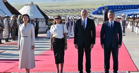 Prezident və xanımını &ldquo;Yaşa mənim xalqım&rdquo;la qarşıladılar - VİDEO