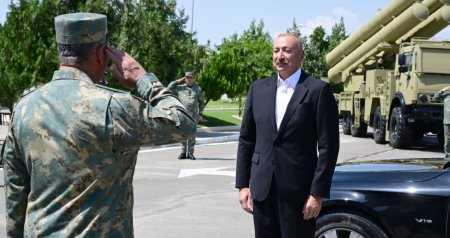 İlham Əliyev hərbi hissələrə Döyüş bayraqlarını təqdim etdi - FOTO/VİDEO