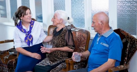 Ailə baxa bilmir, müəssisəyə də yerləşdirilmir - Yaşlı insanlar kimə etibar edilməlidir?