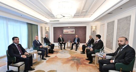 İlham Əliyevin Bişkekdə Nikol Paşinyanla görüşündən FOTOLAR