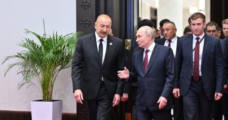 İlham Əliyev Vladimir Putinlə ayaqüstü söhbət etdi &ndash; FOTO/VİDEO