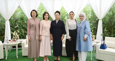 Mehriban Əliyeva Bişkekdə dekorativ-tətbiqi sənət ustalarının əl işlərindən ibarət sərgidə - FOTO