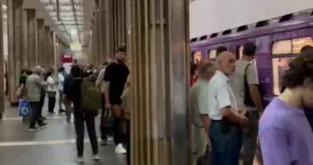 Bakı metrosunda NASAZLIQ &ndash; Qatarların hərəkəti dayandı - VİDEO