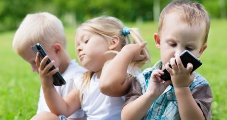 Telefonla böyüyən UŞAQLAR - Ekran asılılığının yaratdığı təhlükələrlə bağlı XƏBƏRDARLIQ