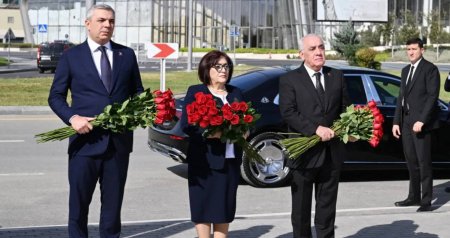 Dövlət və hökumət rəsmiləri Bakıdakı Zəfər parkında şəhidlərin xatirəsini andılar - FOTO/VİDEO