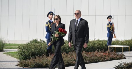 İlham Əliyev Bakıdakı Zəfər parkında şəhidlərin xatirəsini ehtiramla yad etdi - FOTO