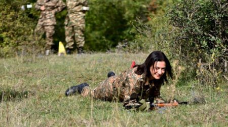 Paşinyanın arvadının çağırışı Ermənistanda etiraz doğurdu - FOTO