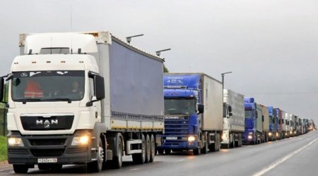 İrana keçmək istəyən yüzlərlə Rusiya TIR-ları 30 km məsafədə tıxac yaradıb - VİDEO