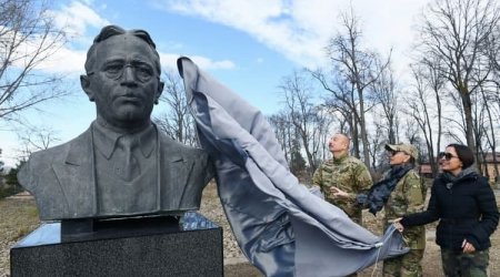 Üzeyir Hacıbəyli, Natəvan və Bülbülün “güllələnmiş heykəllər”i Şuşaya qaytarıldı - FOTO