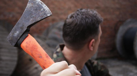 Kişi qonşusunu baltaladı