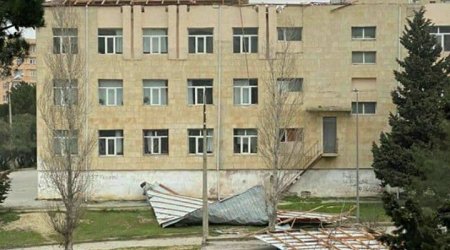 Güclü külək Bakıda məktəbin damını uçurdu - FOTO