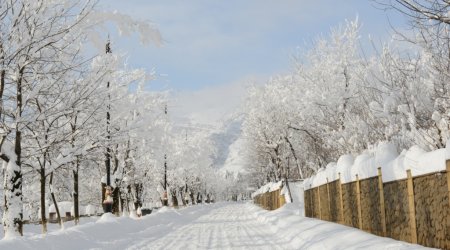 Gədəbəydə qar yollarda çətinlik yaratdı - Yolun bir hissəsi hərəkətə bağlandı - FOTO