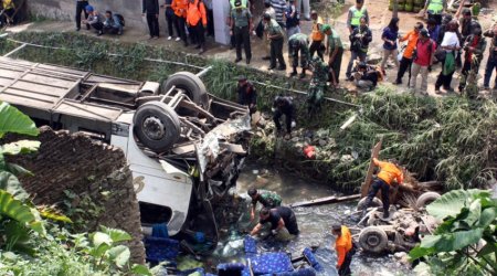 Sərnişin avtobusu uçuruma düşdü - 26 nəfər öldü