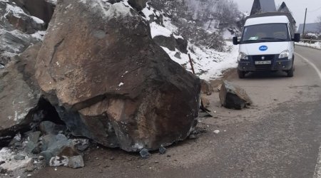 Gəncə - Daşkəsən avtomobil yoluna iri qaya parçası düşdü - FOTO