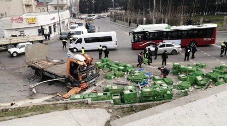 Biləcəridə yük maşını aşdı, toyuqlar yola töküldü – TIXAC VAR - FOTO