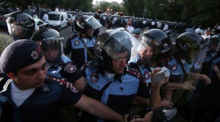 Polis “Daşnaksütyun” tərəfdarlarını parkdan çıxartdı – VİDEO