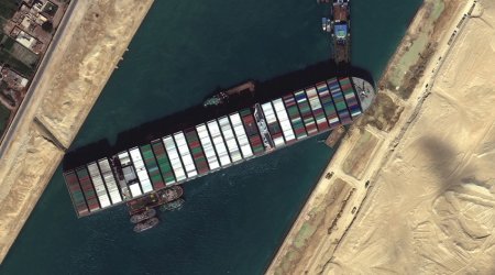Süveyş kanalında qalan konteyner gəmisi çıxarıldı