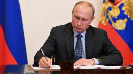 Putin ona yenidən prezident seçilməyə hüquq tanıyan qanunu imzaladı