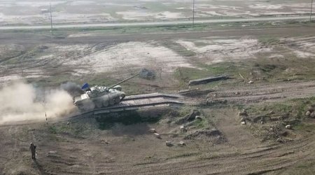 Azərbaycan Ordusunun tank bölmələri döyüş atışları icra etdi - VİDEO