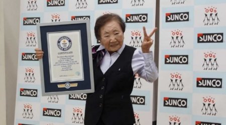 90 yaşlı qadın dünyanın ən yaşlı ofis meneceri oldu