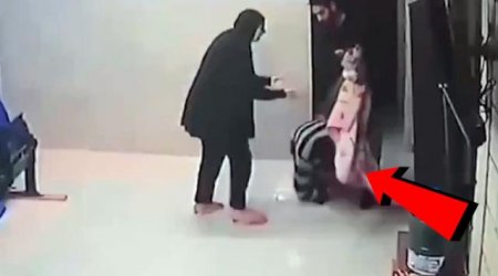 Ata uşağını ölümdən xilas edən həkimin ayaqlarına yıxıldı - VİDEO