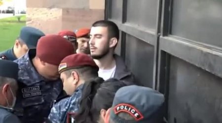 Bir neçə gənc özlərini Ermənistan hökumətinin binasının girişinə zəncirlədi - VİDEO