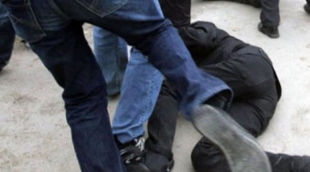 Maska taxmayan şəxs polisi döyüb qaçdı - VİDEO