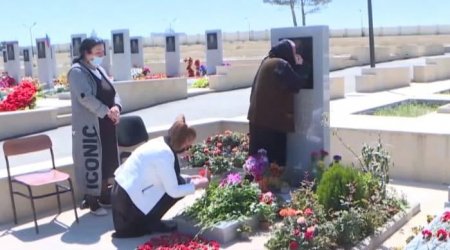 Analar Günündə Polad Həşimovun anası oğlunun məzarını ziyarət etdi - TƏSİRLİ ANLAR - VİDEO