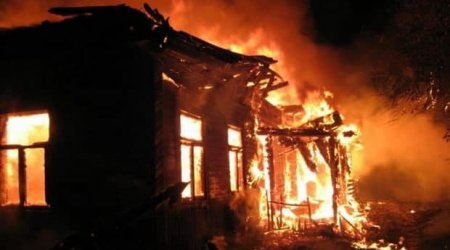 Bakıda üçmərtəbəli evdə yanğın: 1 nəfər xilas edildi