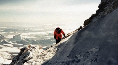 Dağda yarığa düşən alpinist belə xilas edildi - VİDEO