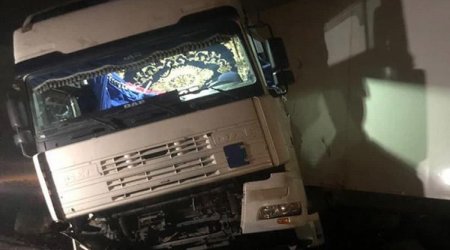 Şərurda yük maşını evin divarına çırpıldı - Ölənlər var