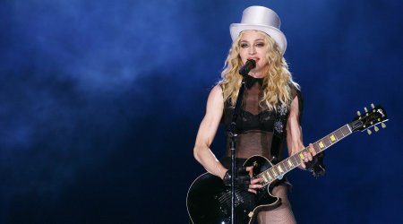 Madonna rəsmlərlə qucaqlaşdı – VİDEO