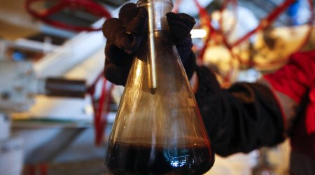 Brent nefti bahaşaldı, WTI isə ucuzlaşdı