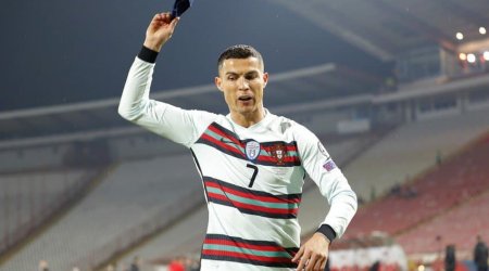 Ronaldo yenə kapitan sarğısını yerə atdı